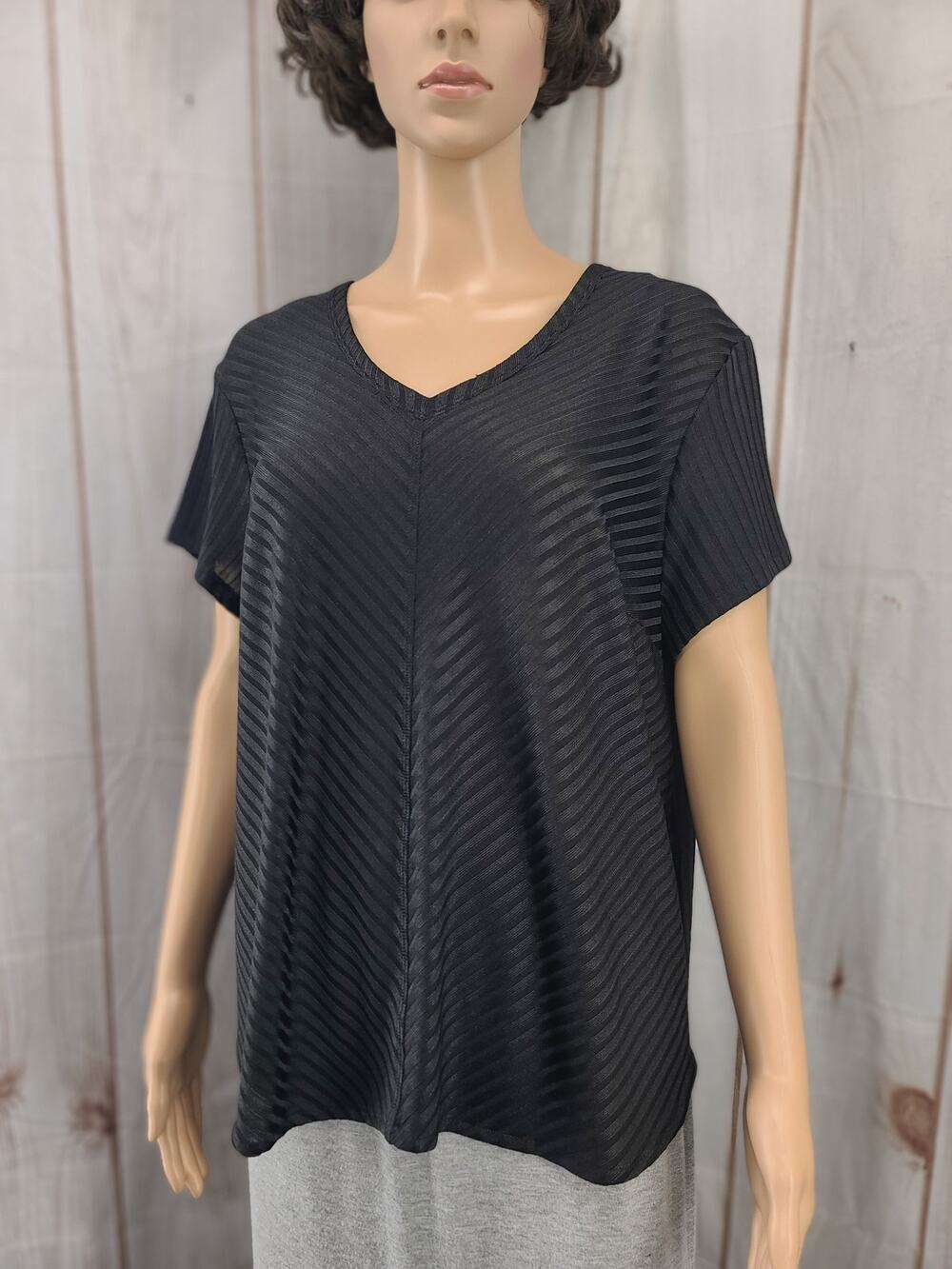 Nygard Women PL Black Top V-Neck Short Sleeve Textured Chevron Striped Pattern